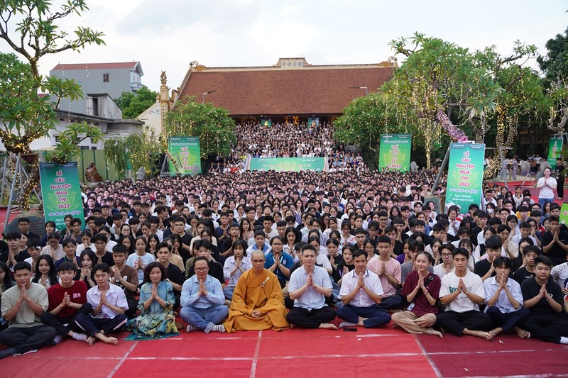 Ha Noi: Gan 1800 ban tre ve chua Quan Am cau nguyen truoc ky thi tot nghiep THPT-Hinh-65