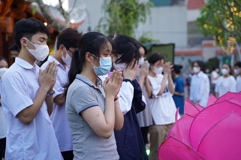 Ha Noi: Gan 1800 ban tre ve chua Quan Am cau nguyen truoc ky thi tot nghiep THPT-Hinh-14