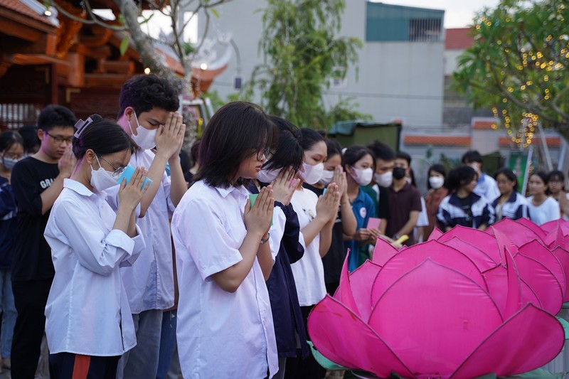 Ha Noi: Gan 1800 ban tre ve chua Quan Am cau nguyen truoc ky thi tot nghiep THPT-Hinh-17