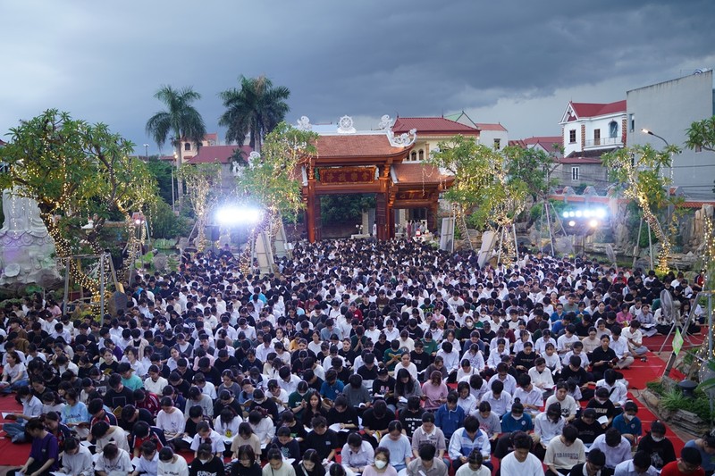 Ha Noi: Gan 1800 ban tre ve chua Quan Am cau nguyen truoc ky thi tot nghiep THPT-Hinh-35