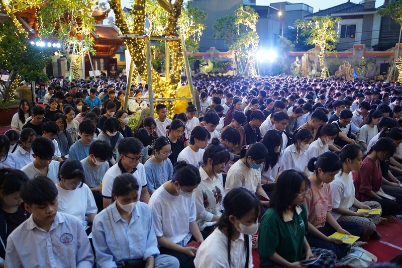 Ha Noi: Gan 1800 ban tre ve chua Quan Am cau nguyen truoc ky thi tot nghiep THPT-Hinh-44