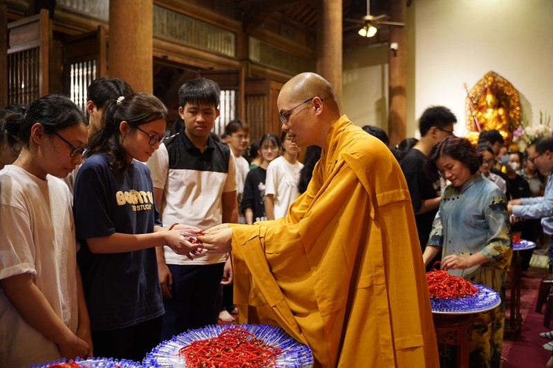 Ha Noi: Gan 1800 ban tre ve chua Quan Am cau nguyen truoc ky thi tot nghiep THPT-Hinh-50