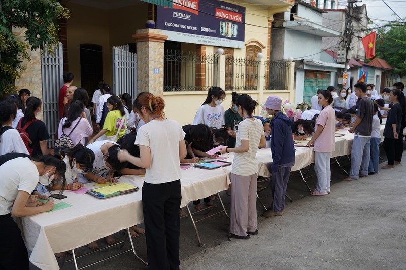 Ha Noi: Gan 1800 ban tre ve chua Quan Am cau nguyen truoc ky thi tot nghiep THPT-Hinh-9