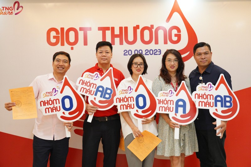 Nguoi TNG Holdings Vietnam mang “giot thuong” gui vao ngan hang mau