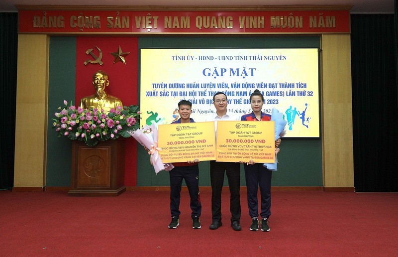 Hai cau thu nu Thai Nguyen T&T nhan thuong sau khi gianh vang tai SEA Games 32-Hinh-2