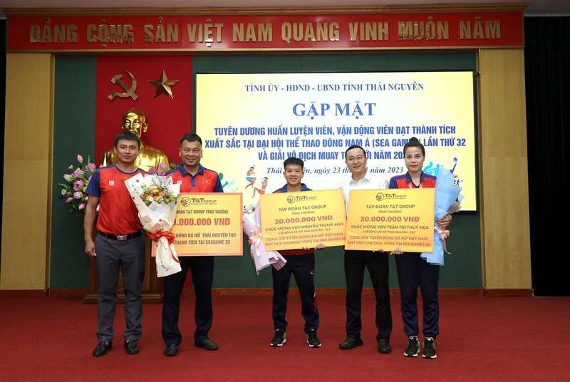Hai cau thu nu Thai Nguyen T&T nhan thuong sau khi gianh vang tai SEA Games 32