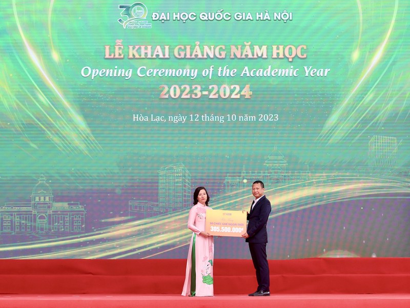 SHB tang cuong dong hanh, ho tro sinh vien Dai hoc Quoc gia Ha Noi-Hinh-3