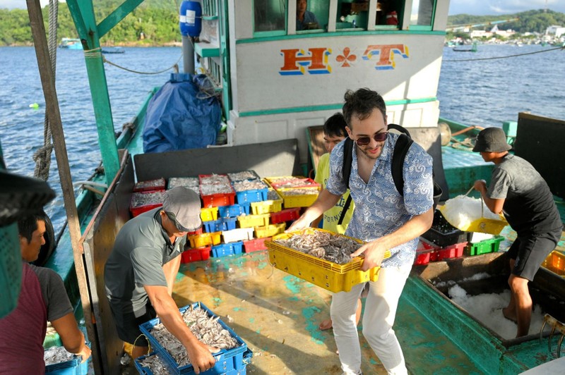 Will in Vietnam tham nha thung Chin-su Phu Quoc: “Nuoc mam la ruou vang cua nguoi Viet”-Hinh-3