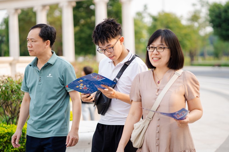Hơn 4.000 phụ huynh, học sinh tham dự Ngày hội Trải nghiệm VinUni Open Day - Hình 4 Hon 4.000 phu huynh, hoc sinh tham du Ngay hoi Trai nghiem VinUni Open Day-Hinh-4