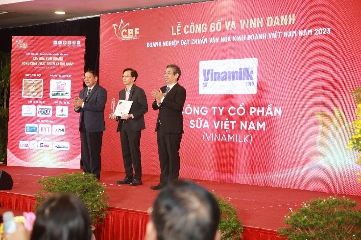 Vinamilk duoc vinh danh “Doanh nghiep dat chuan van hoa kinh doanh Viet Nam“-Hinh-2