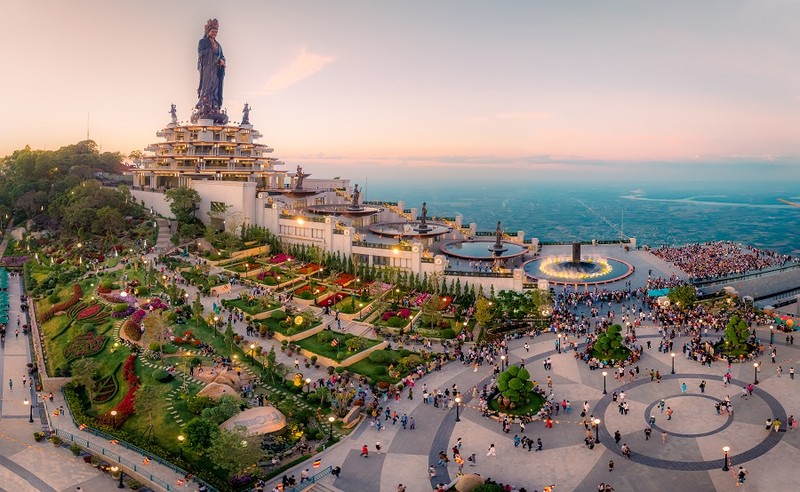 Khởi động chiến dịch Ngày Xanh Núi Bà: Phật tử chung tay làm sạch Núi Bà Đen - Hình 4 Khoi dong chien dich Ngay Xanh Nui Ba: Phat tu chung tay lam sach Nui Ba Den-Hinh-4
