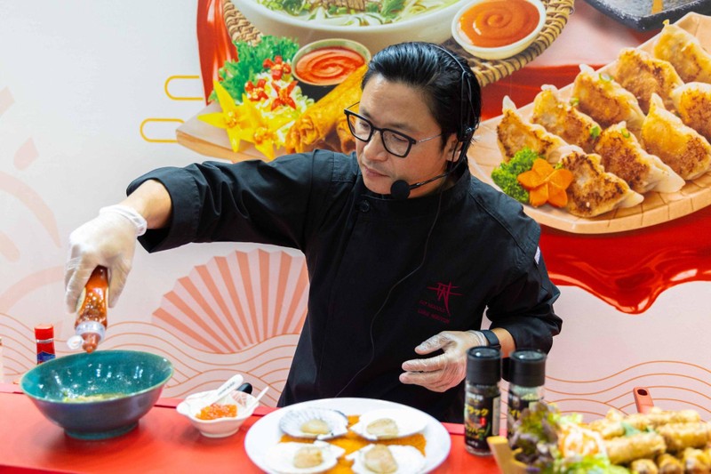 Xep hang thuong thuc dac sac san Viet cung tuong ot Chin-su Sriracha tai Foodex Nhat Ban 2024-Hinh-2