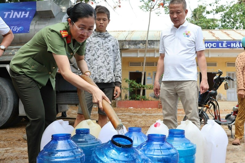 Nhung “Giot nuoc nghia tinh” cung nguoi dan mien Tay di qua mua han man-Hinh-3