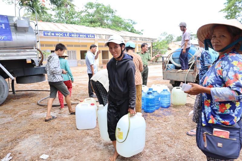 Nhung “Giot nuoc nghia tinh” cung nguoi dan mien Tay di qua mua han man-Hinh-4