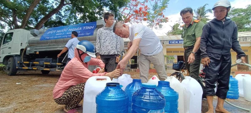 Nhung “Giot nuoc nghia tinh” cung nguoi dan mien Tay di qua mua han man-Hinh-5