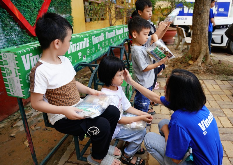 Ho tro nguoi dan khac phuc hau qua sau bao lu, khoi phuc cuoc song-Hinh-6