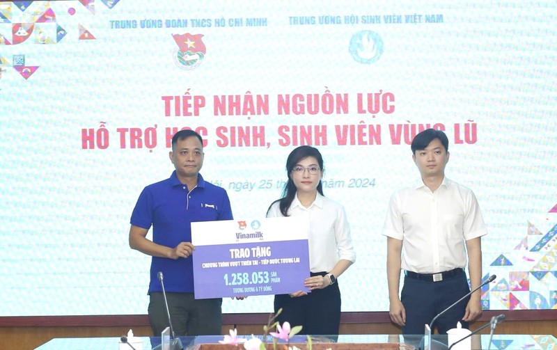 View - 	VInamilk vượt cam kết 1.2 triệu sản phẩm cho học sinh vùng bão lũ