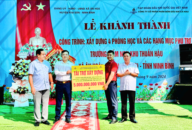 Phan bon Ca Mau tang truong cho tre mam non tinh Ninh Binh