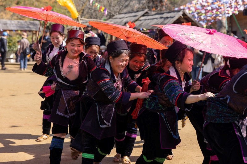 Du lich Fansipan mua hoa do quyen va le hoi hoa hong-Hinh-8