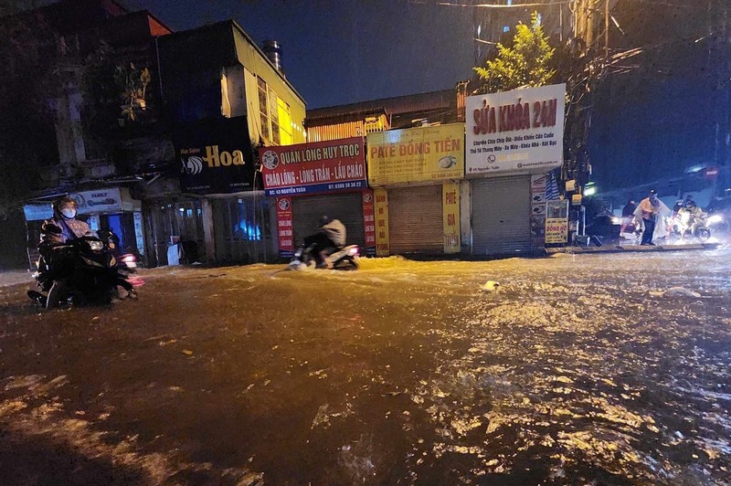 Mua suot dem, Ha Noi ngap nang, cay coi nga do can tro giao thong