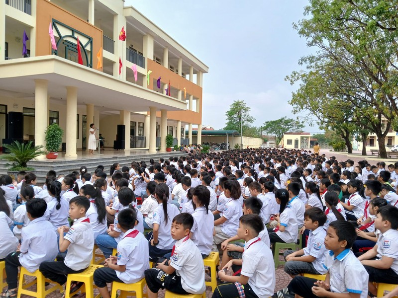 Hoc sinh lop 5 nga tu tang 2 xuong san truong, suc khoe da on dinh