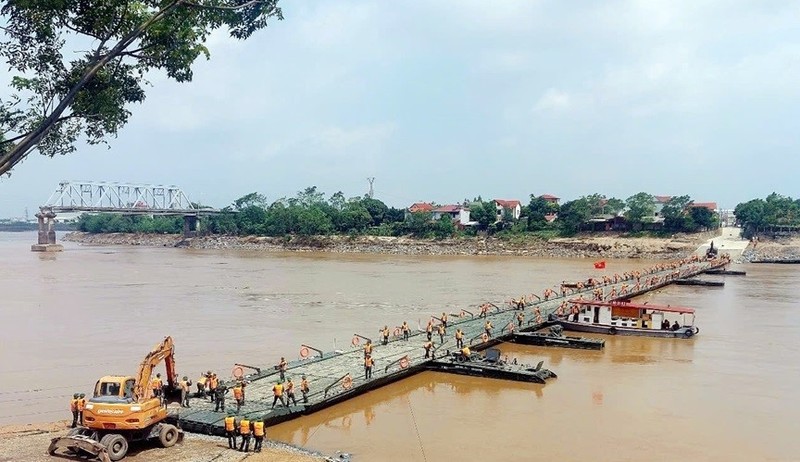 Nguoi dan qua khu vuc sap cau Phong Chau bang pha quan su