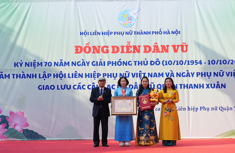 Hon 70.000 phu nu Thu do xac lap ky luc dong dien dan vu ao dai