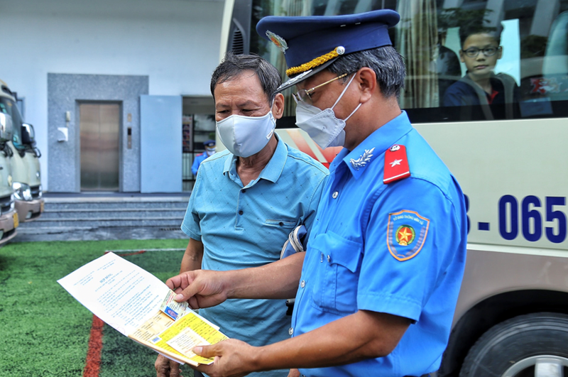 Ha Noi: Nhieu xe dua don hoc sinh vi pham