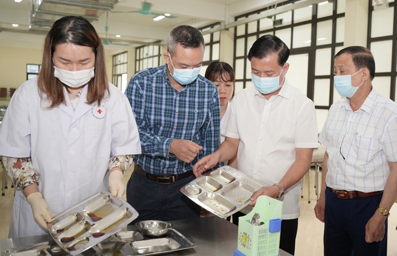 Ha Noi: Bao dam an toan thuc pham bep an truong hoc