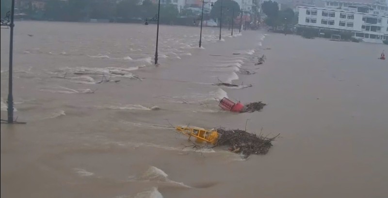 Thua Thien - Hue cho hoc sinh nghi hoc do mua lu phuc tap