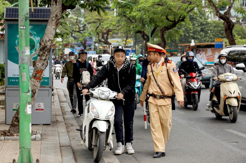 Ha Noi: Gan 2.300 hoc sinh vi pham giao thong trong thang 11