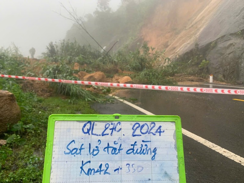 Khanh Hoa: Can canh sat lo nghiem trong tren deo Khanh Le di Da Lat