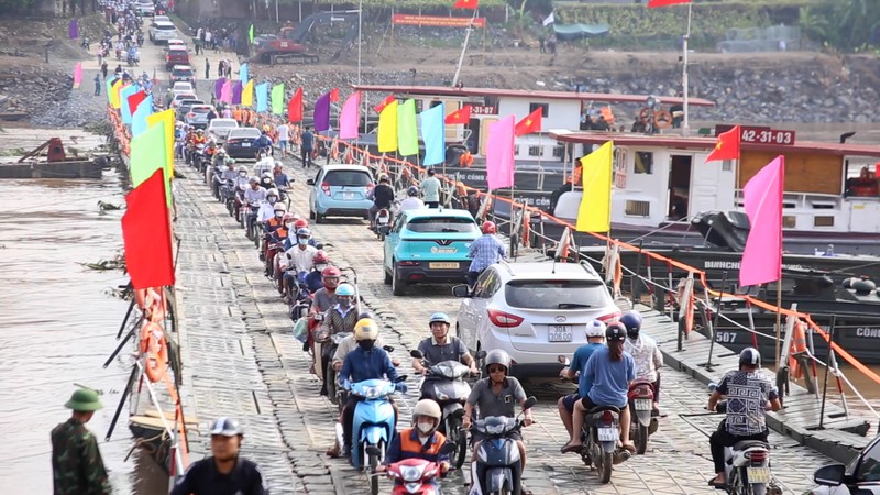 Cau phao Phong Chau mo xuyen dem giao thua