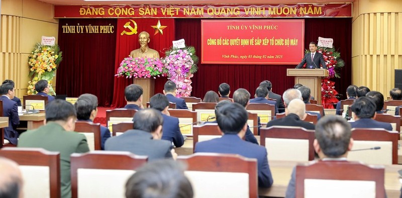 Vinh Phuc: Gan 300 can bo tu nguyen xin nghi viec