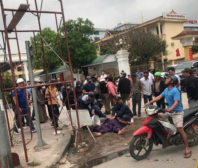 Người đàn ông lắp biển quảng cáo bị điện giật rơi bất tỉnh Nguoi dan ong lap bien quang cao bi dien giat roi bat tinh