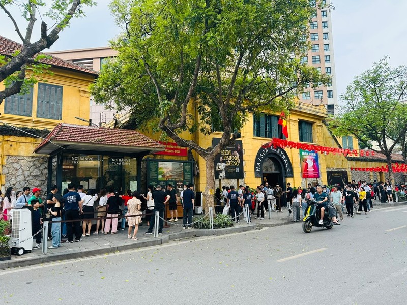 Các điểm di tích, du lịch Hà Nội đông kín khách dịp nghỉ lễ - Hình 3 Cac diem di tich, du lich Ha Noi dong kin khach dip nghi le-Hinh-3