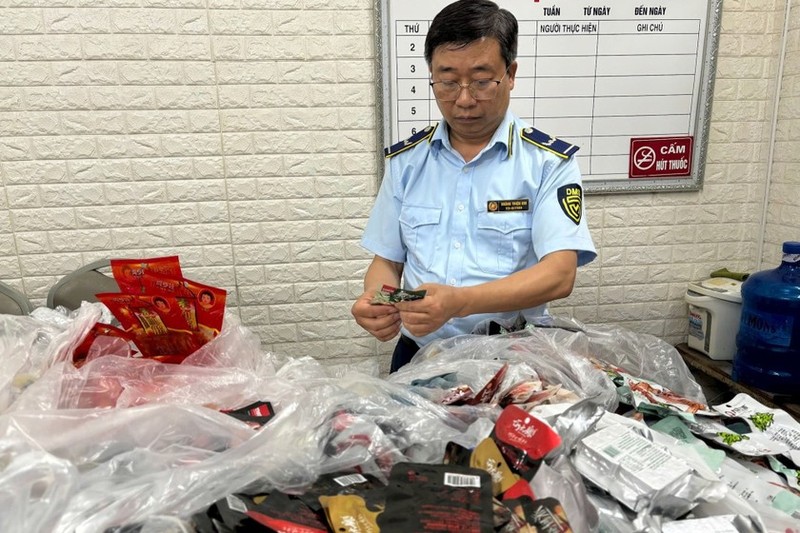 Thu giữ 3.700 thực phẩm đồ ăn “bẩn”... phục vụ học sinh Thu giu 3.700 thuc pham do an “ban”... phuc vu hoc sinh