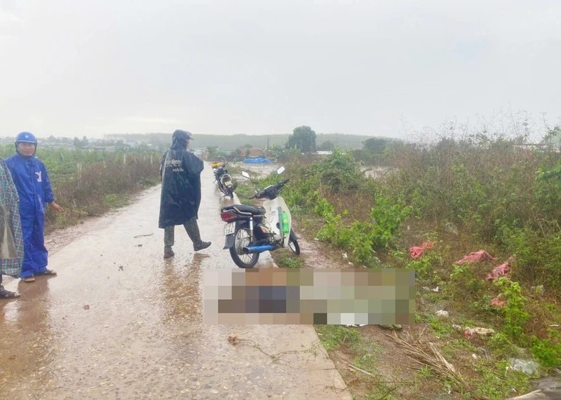 Người đàn ông đi làm phụ hồ về bị sét đánh tử vong Nguoi dan ong di lam phu ho ve bi set danh tu vong
