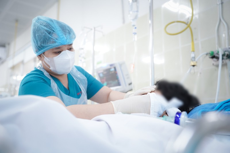 Bé trai 10 tuổi bị nhánh cây rơi trúng đầu hôn mê Be trai 10 tuoi bi nhanh cay roi trung dau hon me