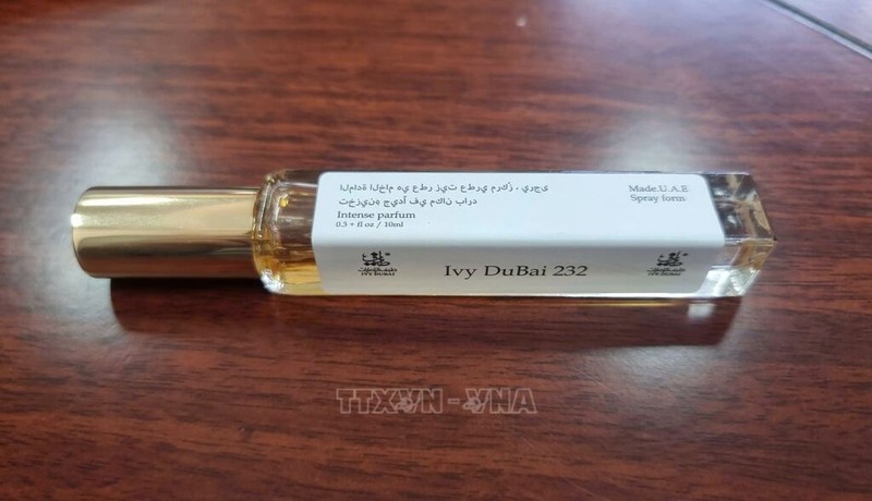 Thu giữ hàng chục ngàn chai nước hoa giả "made in Dubai" Thu giu hang chuc ngan chai nuoc hoa gia