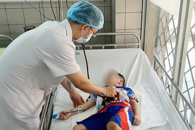 Cứu sống bé trai 5 tuổi nghịch dây dải rút, tự "thắt cổ" mình Cuu song be trai 5 tuoi nghich day dai rut, tu