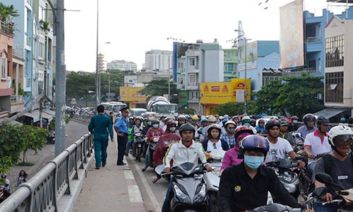 Xe ben “rai” bun xuong duong, giao thong te liet-Hinh-2