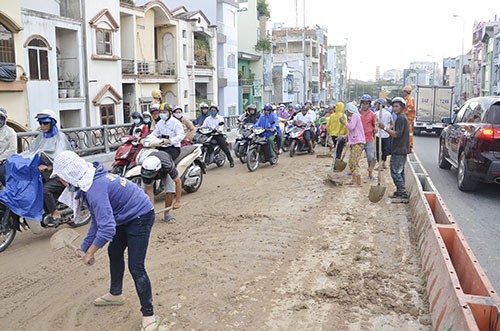 Xe ben “rai” bun xuong duong, giao thong te liet