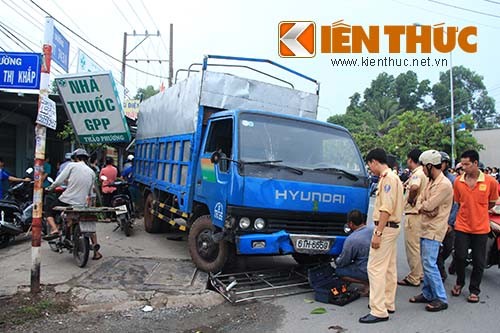 Xe tai mát lái leo via he, dam thuong vong 2 nguòi-Hinh-2