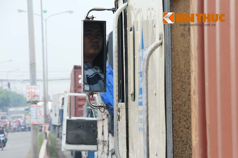Binh Duong: Ket xe dai 5km , hang tram tai xe ngu tren duong-Hinh-11