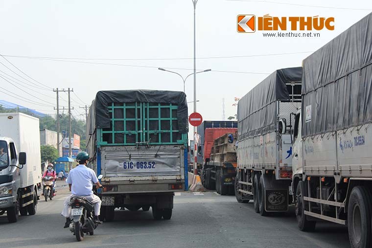 Binh Duong: Ket xe dai 5km , hang tram tai xe ngu tren duong-Hinh-13