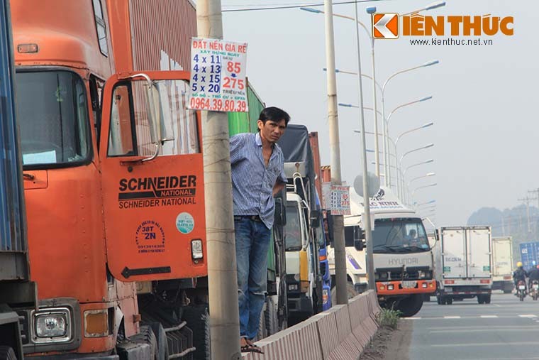 Binh Duong: Ket xe dai 5km , hang tram tai xe ngu tren duong-Hinh-3