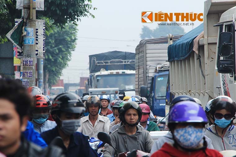 Binh Duong: Ket xe dai 5km , hang tram tai xe ngu tren duong