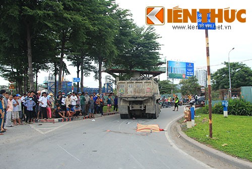 Dung ben le duong, nguoi phu nu bi xe ben tong chet