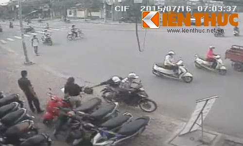 Hai ten cuop tao ton giat gio xach tai bai giu xe-Hinh-3